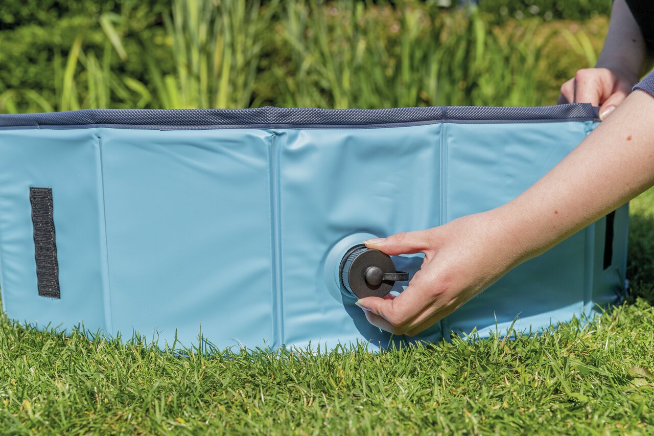 TRIXIE faltbarer Hundepool, hellblau, mit Ablassventil, ideal zur Abkühlung an heißen Tagen, speziell für Hunde.