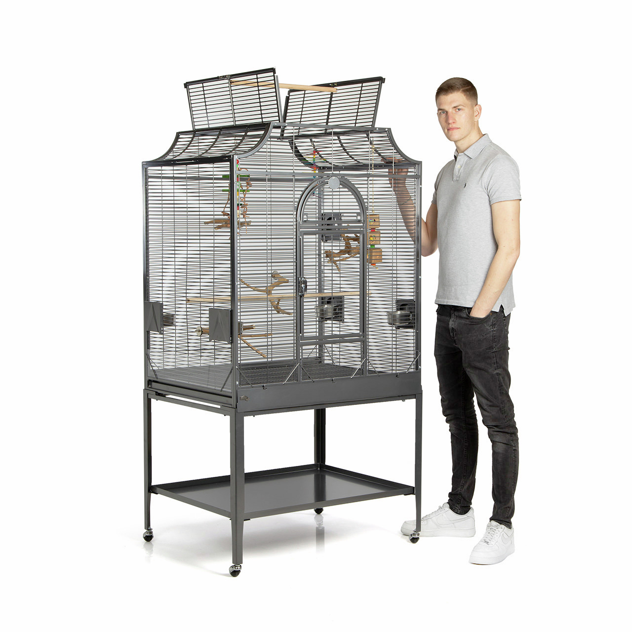 Montana Cages Vogelkäfig „Hacienda Dome 90“ für Papageien/Sittiche, Anthrazit, inkl. Sitzstangen, Näpfe, Spielzeug, ca. 91x60x170 cm.