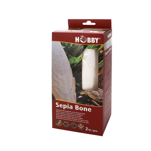 Verpackung des Produkts „HOBBY Sepia Bone“ für Reptilien und Vögel. Enthält zwei Stück Sepiaschalen, die als natürliche Kalziumquelle dienen. Geeignet für Heimtiere wie Schildkröten, Vögel und andere Reptilien. Die rote Verpackung zeigt das Produkt und An