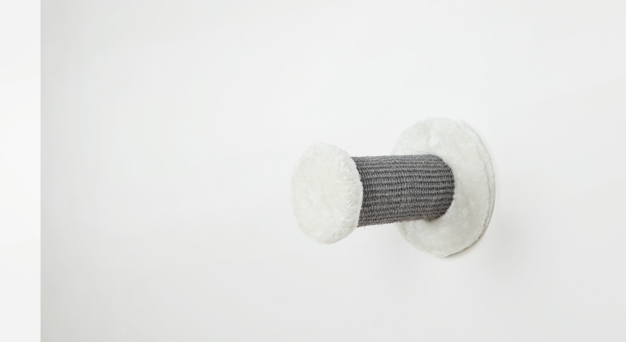 Das Bild zeigt den TRIXIE Kratzstamm für Katzen, ein hochwertiges Produkt für die Zielgruppe Katzenhalter. Der Kratzstamm besteht aus robustem Sisal in Grau und ist an den Enden mit weichem, weißem Plüsch versehen. Ideal zur Krallenpflege und Beschäftigun