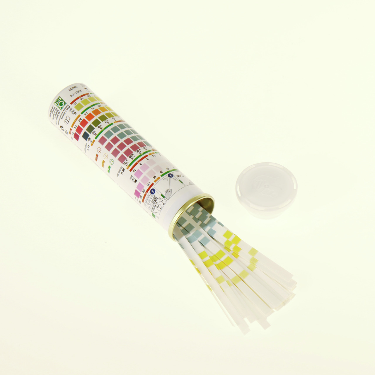 JBL ProAquaTest Easy 7in1 Wasserteststreifen, 50 Stk., für Aquarien- & Teichbesitzer, misst pH, KH, GH, NO2, NO3, Cl2, CO2.