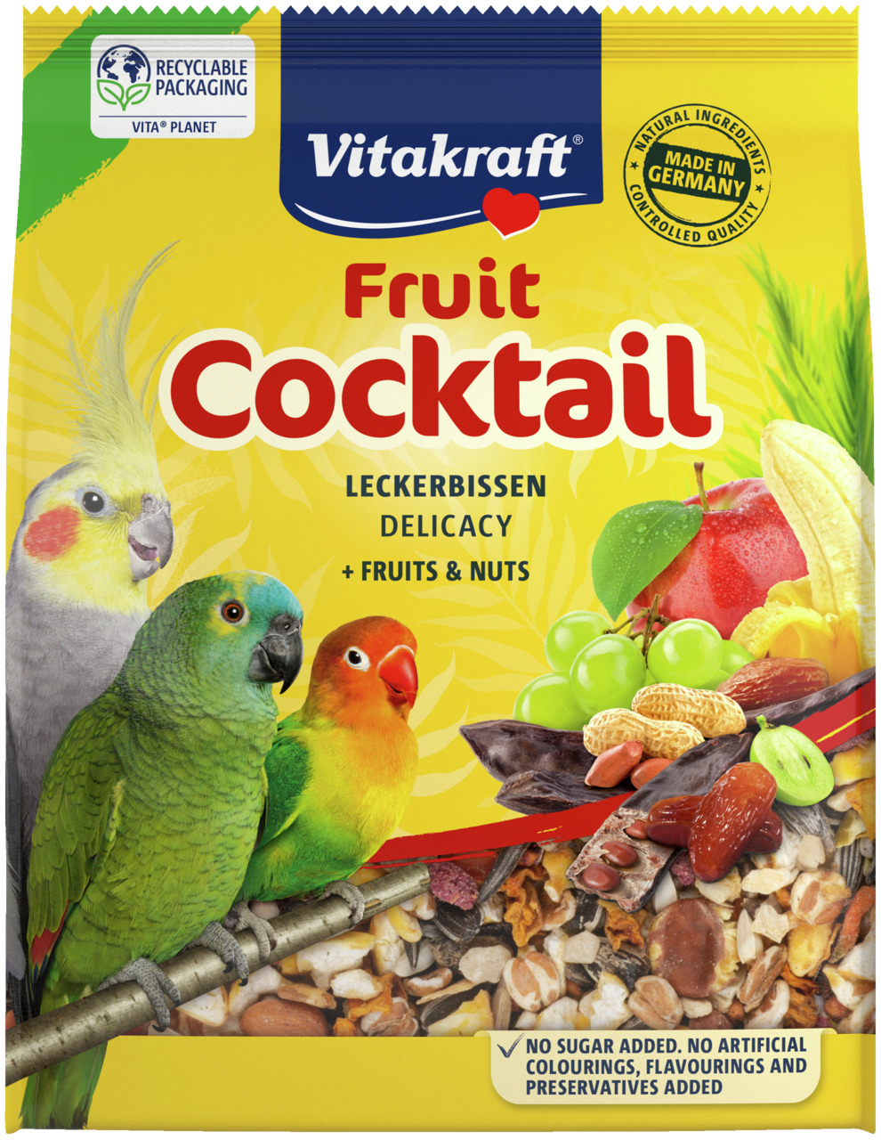 Das Bild zeigt das Produkt "Vitakraft Fruit Cocktail", ein Leckerbissen für Ziervögel wie Papageien und Sittiche. Die Mischung enthält Früchte und Nüsse und wird als natürliche, zuckerfreie Ergänzung ohne künstliche Farb- und Konservierungsstoffe beworben