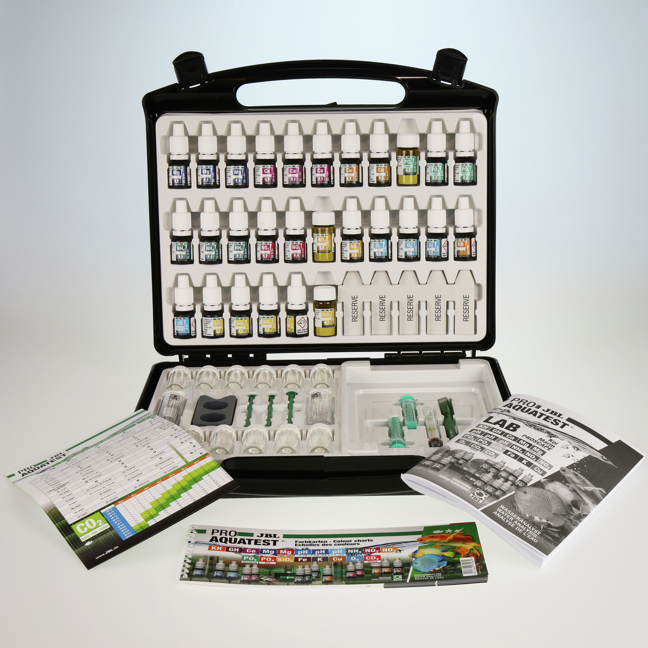 JBL ProAquaTest Lab: Wassertest-Set für Aquarien/Teiche, inkl. Reagenzien, Spritzen, Testgläser, Zubehör, im schwarzen Koffer.
