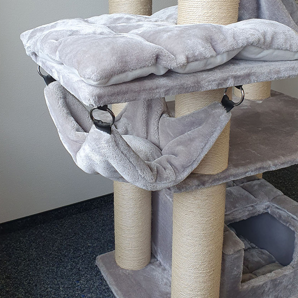 Das Bild zeigt einen hochwertigen Kratzbaum der Marke Nobby, Modell „Kratzbaum XXL“, speziell für Katzen. Der Kratzbaum ist mit weichem, grauem Plüsch bezogen und verfügt über mehrere Ebenen, eine Hängematte sowie Sisalstämme zum Kratzen. Ideal für Katzen