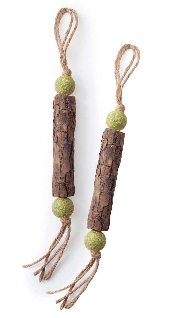 Zwei natürliche Katzenspielzeuge der Marke Aumüller, bestehend aus Holzstäben mit Rinde, grünen Baldriankugeln und Juteseilen. Geeignet für Katzen zur Förderung von Spiel und Aktivität. Die Kombination aus Baldrian und Naturmaterialien spricht den Spieltr