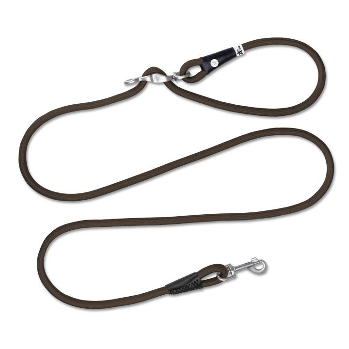 Braune Hundeleine der Marke Curli, Modell "Clasp Leash", geeignet für Hunde aller Größen. Die Leine besteht aus robustem Nylon mit einem hochwertigen Metallkarabiner. Sie bietet eine sichere und komfortable Handhabung für Spaziergänge. Länge und Details s