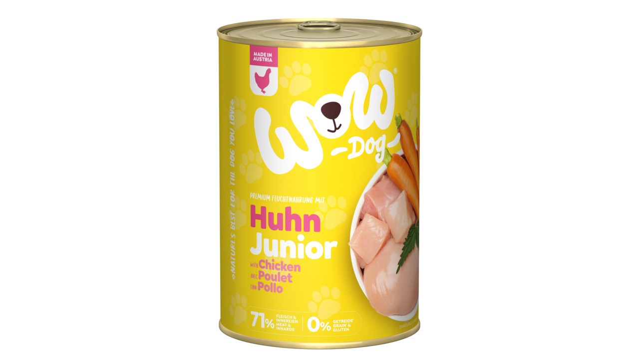 Gelbe Dose des Hundefutterprodukts „WOW DOG Huhn Junior“, speziell für junge Hunde. Enthält 71 % Fleischanteil, ist getreide- und glutenfrei. Geschmacksrichtung Huhn, mit Karotten und Kräutern. Hergestellt in Österreich. Verpackung zeigt frische Hühnerstü