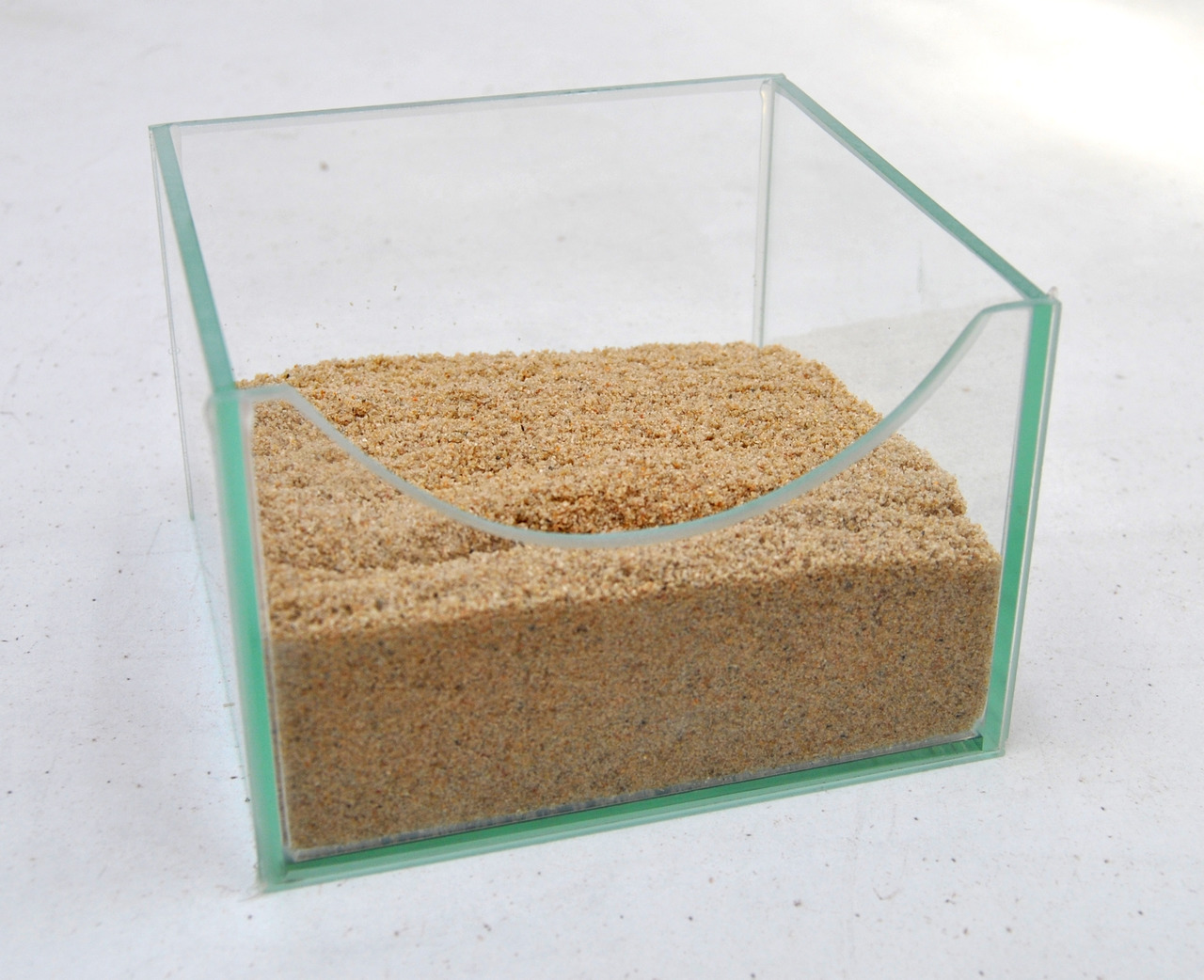 Vogelsand im Glasbehälter, beige, für Vögel, hygienische Einstreu-Gefiederpflege, geschwungene Öffnung, gleichm. verteilt.
