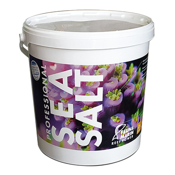 Ein weißer Eimer mit einem Fassungsvermögen von 4 kg, der das Produkt "Fauna Marin Professional Sea Salt" zeigt. Dieses Meersalz ist speziell für Meerwasseraquarien entwickelt und unterstützt die Gesundheit von Korallen und Fischen. Die Verpackung ist mit