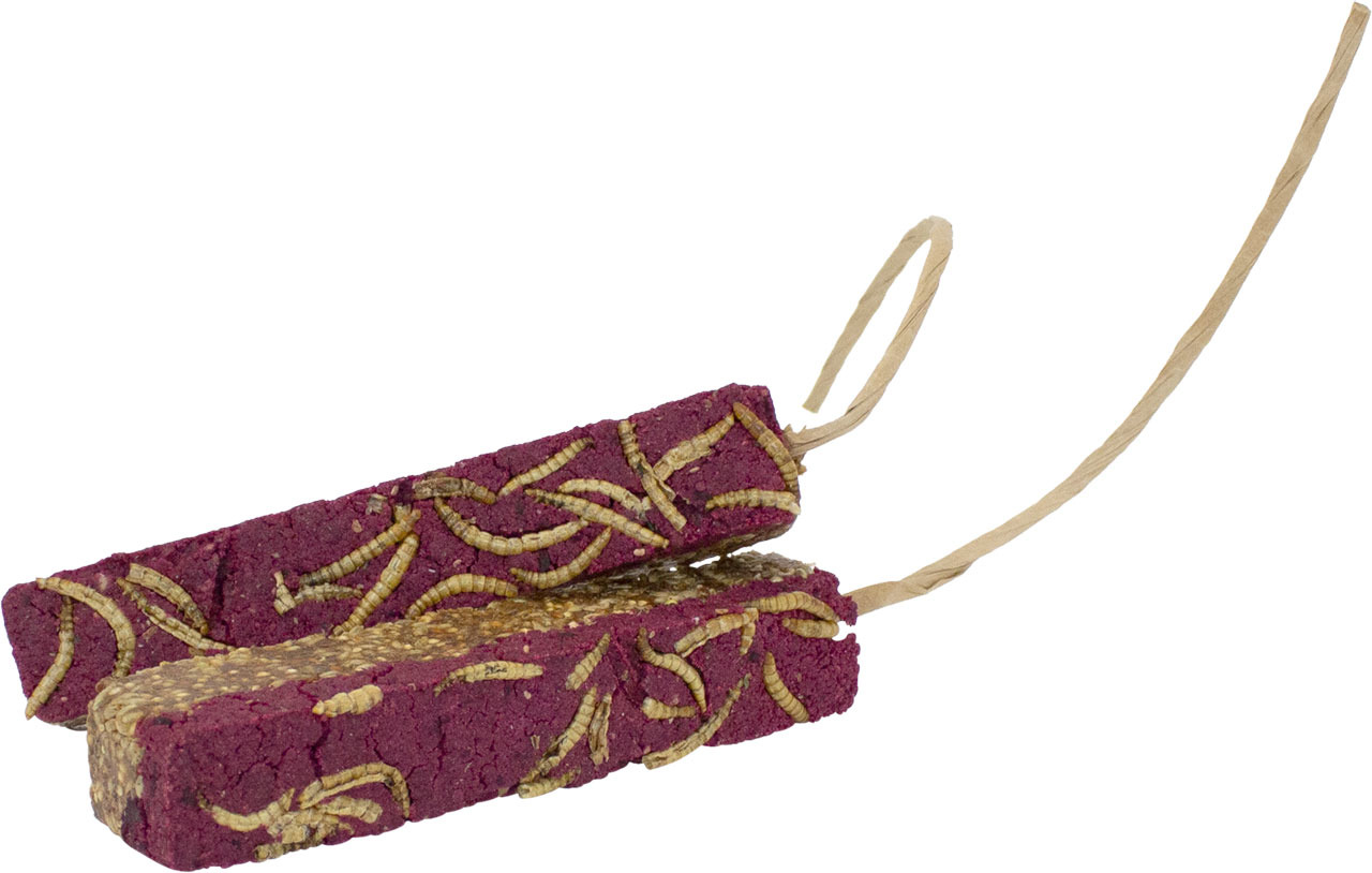 Das Bild zeigt zwei JR FARM Pick & Fly Mehlwurm-Sticks, ein Ergänzungsfuttermittel für Wildvögel. Die Sticks sind in einer kräftigen roten Farbe gehalten und enthalten sichtbare getrocknete Mehlwürmer sowie Körner. Sie sind mit einer natürlichen Schnur ve