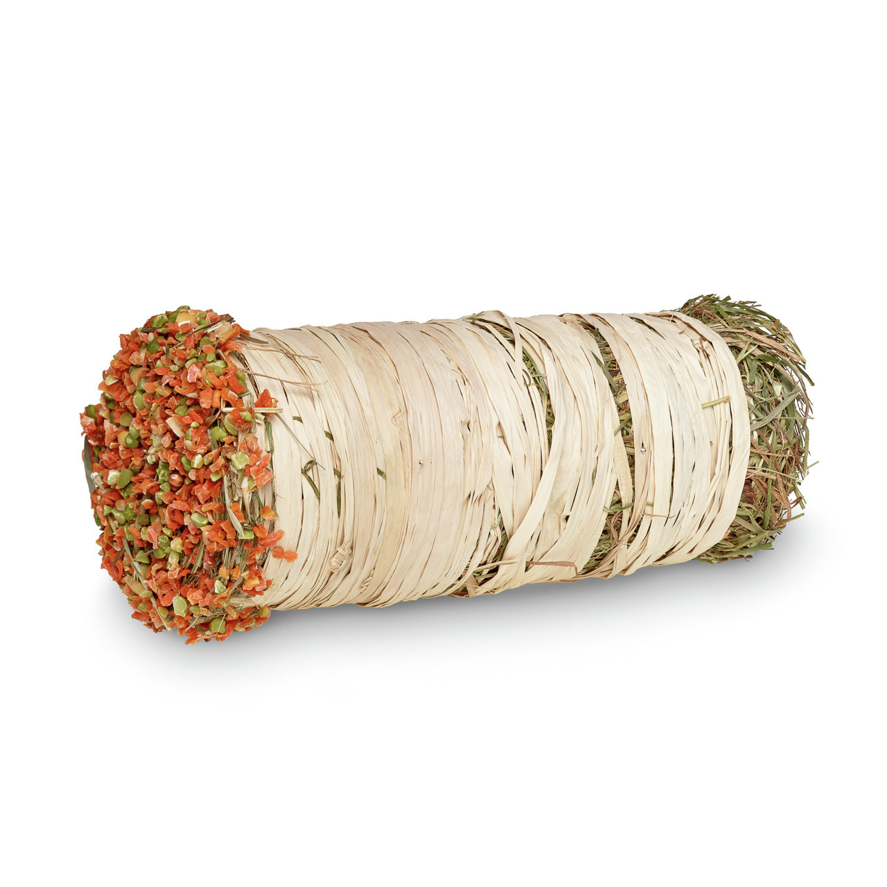 Das Bild zeigt das Produkt „Lottis Freunde Knabberrolle Karotte & Erbse“, ein hochwertiger Snack für Kleintiere wie Kaninchen und Meerschweinchen. Die Rolle besteht aus natürlichen Materialien, gefüllt mit Heu und dekoriert mit Karotten- und Erbsenstücken