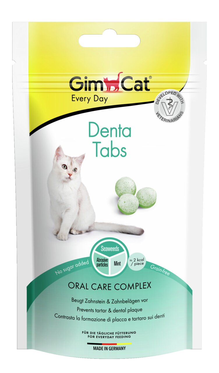 Das Bild zeigt eine Verpackung des Produkts "GimCat Denta Tabs", das speziell für Katzen entwickelt wurde. Die Zielgruppe sind Katzenhalter, die die Zahnpflege ihrer Tiere unterstützen möchten. Die Tabs enthalten Meeresalgen, abrasive Partikel und Minze, 