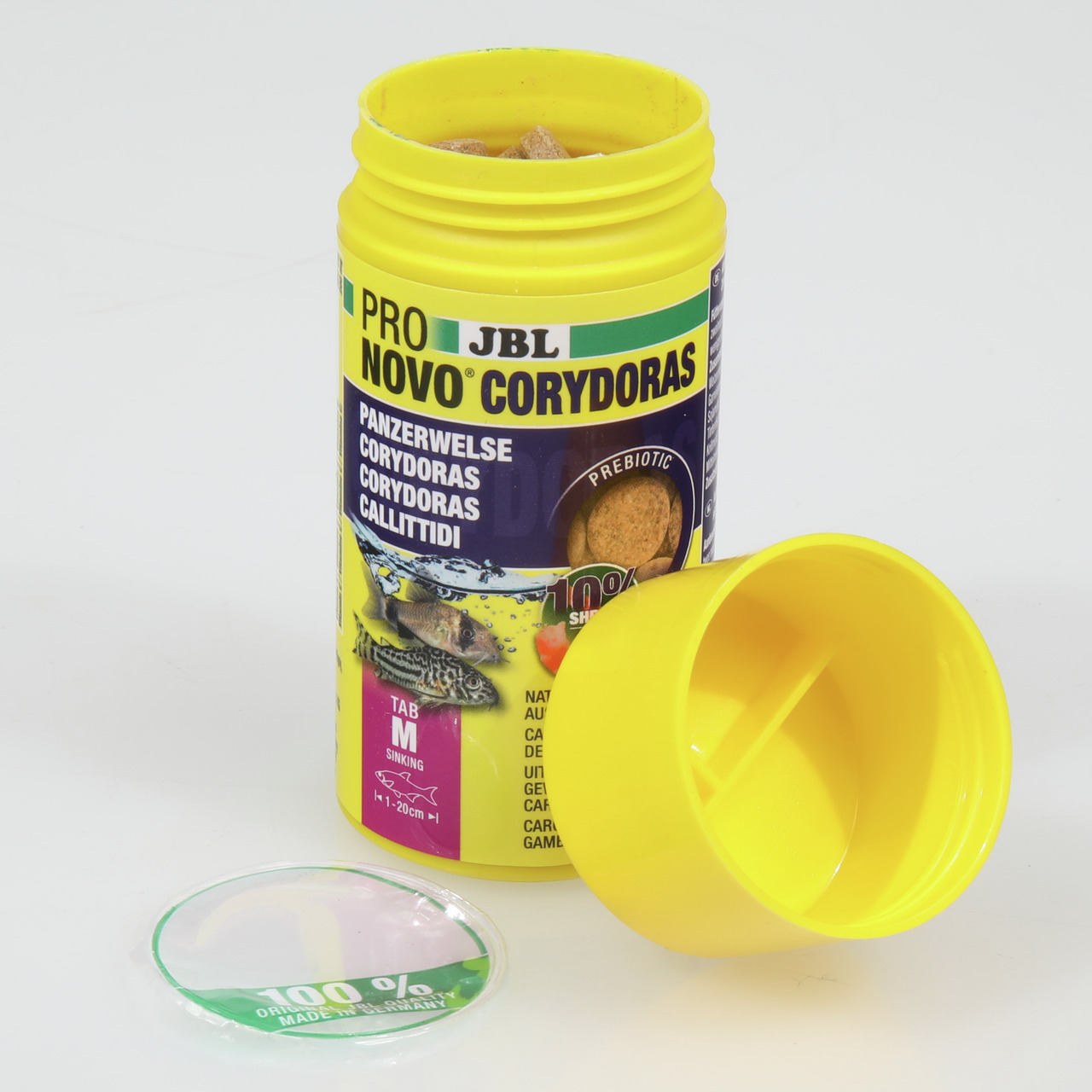 Das Bild zeigt das Produkt "JBL Pro Novo Corydoras", ein Fischfutter speziell für Panzerwelse und andere Corydoras-Arten. Die gelbe Dose enthält sinkende Tabletten in der Größe M und ist für Aquarienfische geeignet. Auf der Verpackung wird mit "100 % Made
