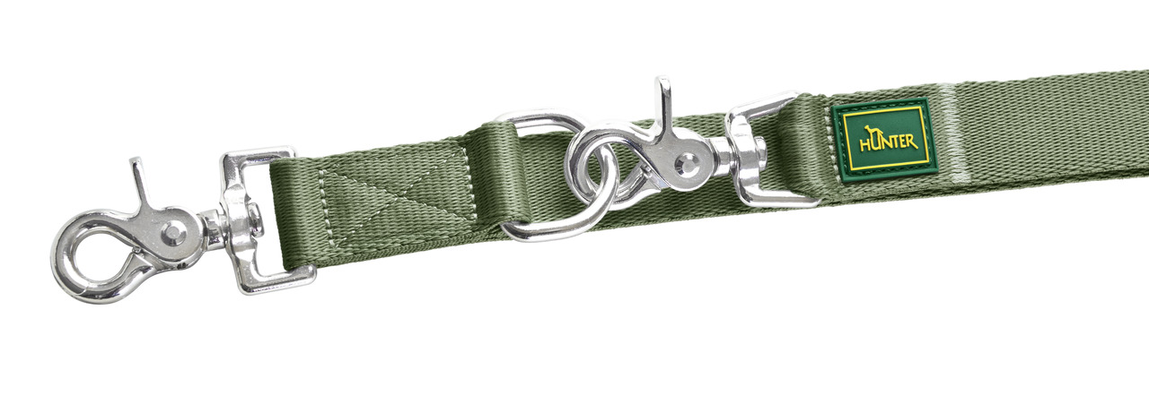 Grüne Hundeleine der Marke HUNTER aus robustem Nylonmaterial mit zwei silberfarbenen Karabinerhaken aus Metall. Geeignet für Hunde aller Größen. Das Produkt ist langlebig, strapazierfähig und ideal für den täglichen Gebrauch. Auf der Leine ist ein grünes 