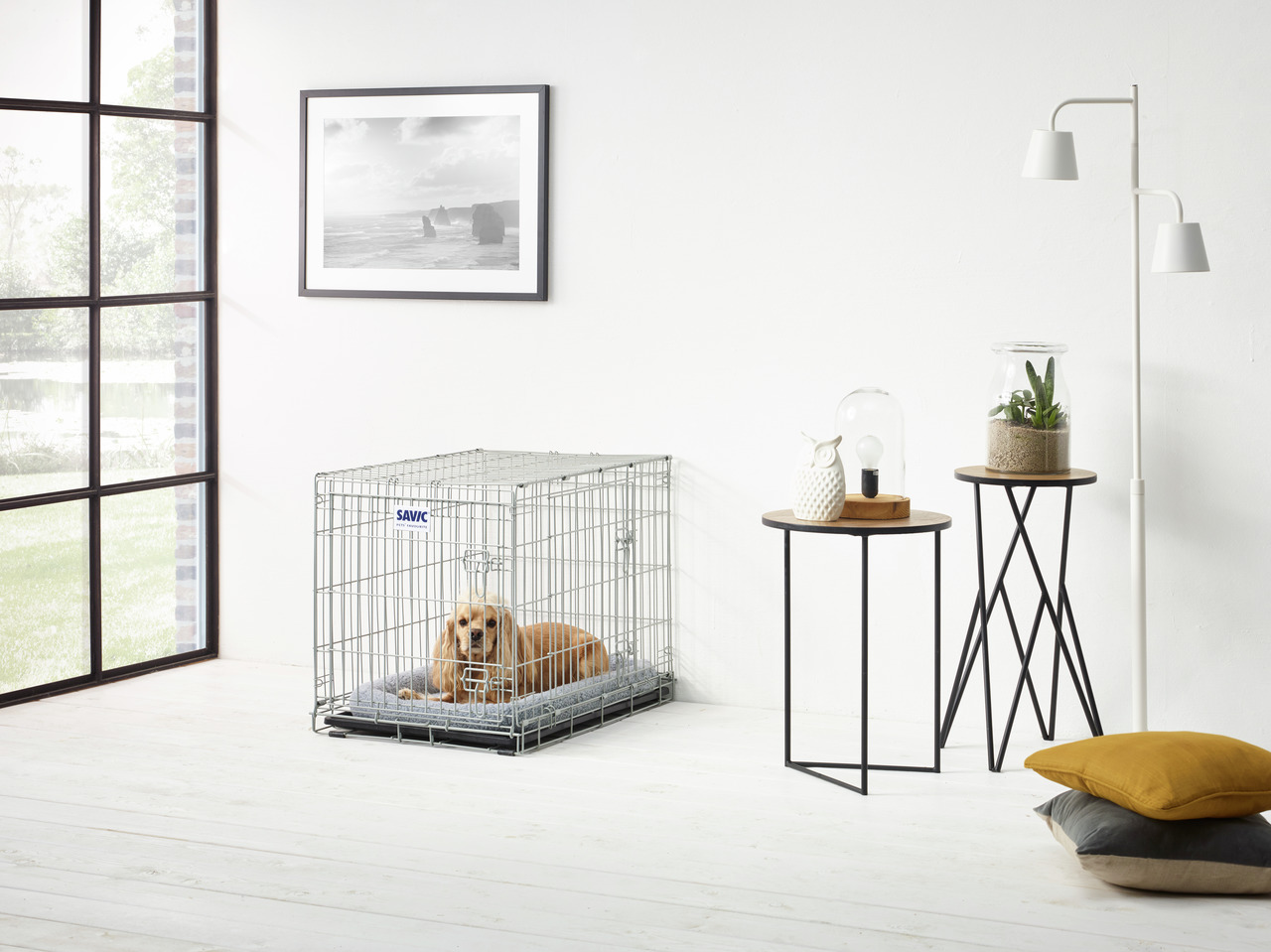 SAVIC Hundebox aus Metall, sicherer & komfortabler Rückzugsort für Hunde, modernes Design, ideal für helle Wohnräume.