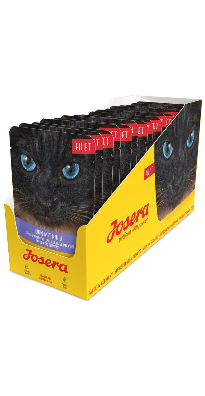 Das Bild zeigt eine gelbe Verpackungseinheit von Josera Filet Katzenfutter mit der Geschmacksrichtung Huhn mit Kalb. Die Zielgruppe sind Katzen. Auf der Verpackung ist ein schwarzer Katzenkopf mit blauen Augen abgebildet. Die Packung enthält mehrere Einze