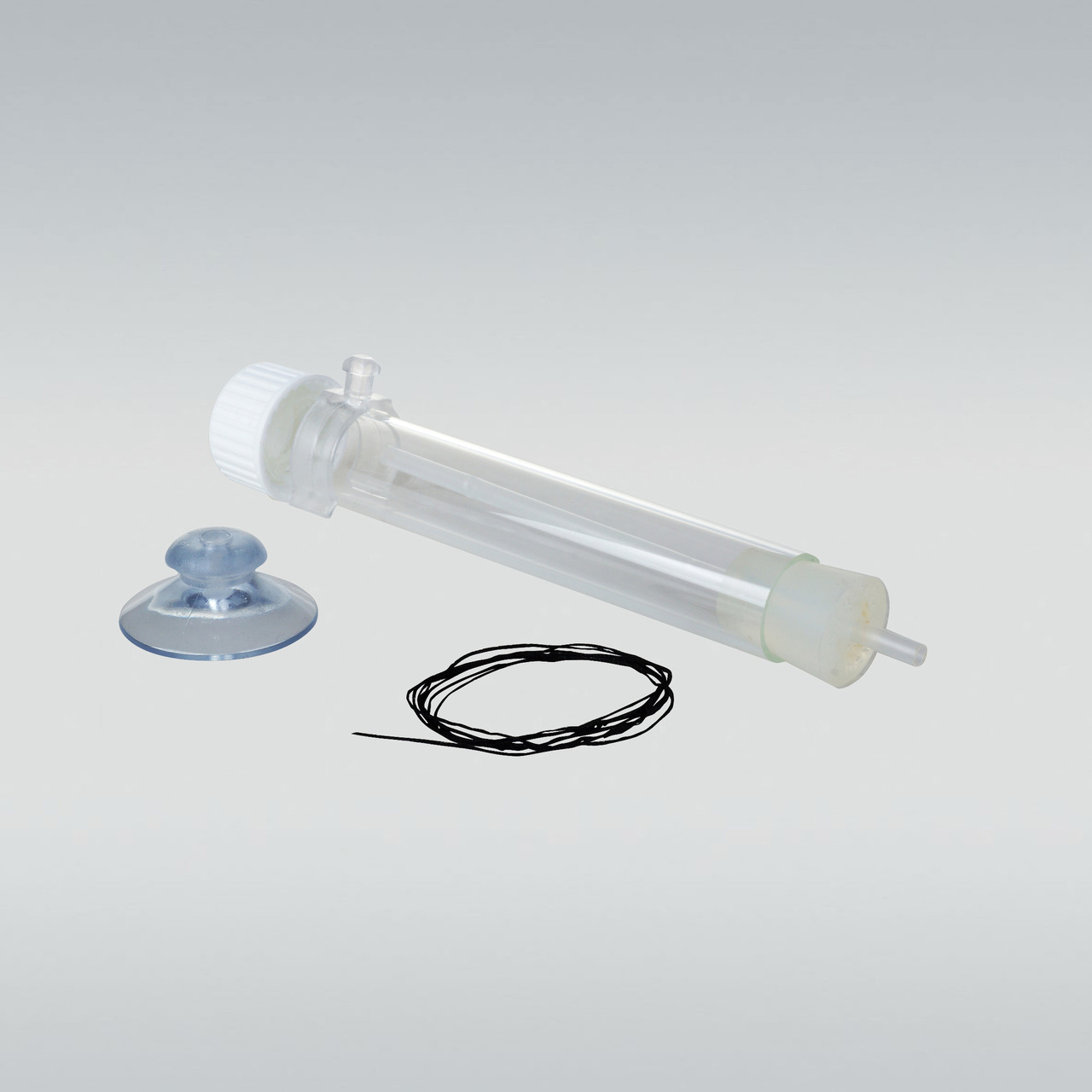 Das Bild zeigt das Produkt JBL ProFlora Taifun P, einen CO2-Diffusor für Aquarien. Es richtet sich an Aquarienbesitzer, die eine optimale CO2-Versorgung für ihre Pflanzen sicherstellen möchten. Abgebildet sind der transparente Diffusor, ein Saugnapf zur B