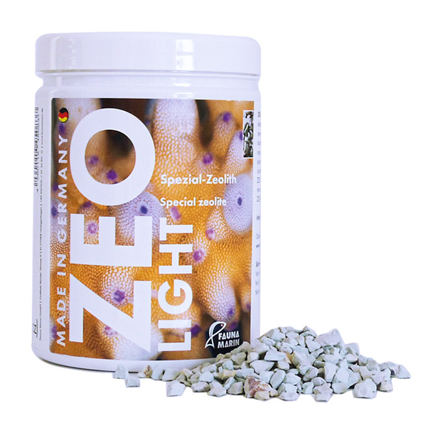 Das Bild zeigt ein Produkt der Marke Fauna Marin mit dem Namen "Zeo Light". Es handelt sich um ein Spezial-Zeolith für die Aquaristik, das in einem weißen Kunststoffbehälter mit auffälligem Design geliefert wird. Der Behälter enthält 1000 ml Zeolith, das 