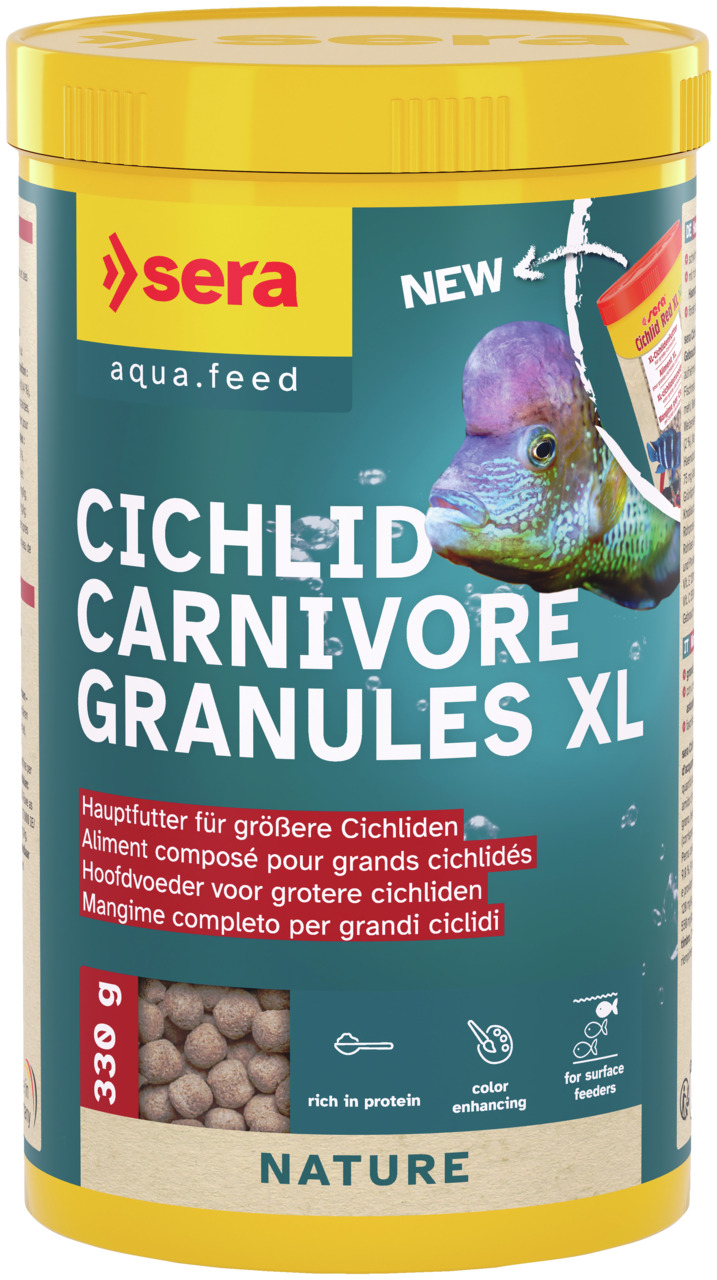 Das Bild zeigt eine gelbe Dose des Fischfutters „sera Cichlid Carnivore Granules XL“ mit einem Fassungsvermögen von 330 g. Es handelt sich um Hauptfutter für größere, fleischfressende Cichliden. Die Zielgruppe sind Aquarienbesitzer. Das Produkt ist protei