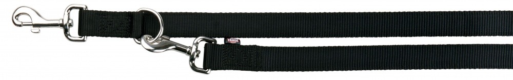 Das Bild zeigt eine schwarze, verstellbare Führleine der Marke TRIXIE, geeignet für Hunde. Die Leine besteht aus robustem Nylonmaterial und ist mit zwei stabilen Karabinerhaken sowie einem Metallring ausgestattet. Sie bietet Flexibilität und Sicherheit be
