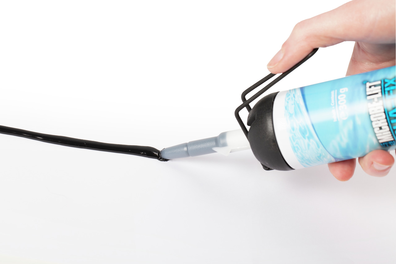 MICROBE-LIFT Aqua Fix, 300 g, für Aquaristik, präzises Auftragen schwarzer Dichtungsmasse, blaue Verpackung mit Wasserwellen.