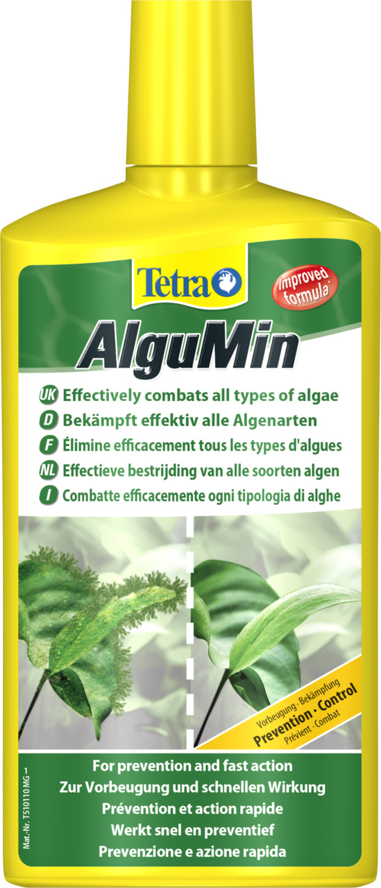 Das Bild zeigt eine gelbe Flasche des Produkts "Tetra AlguMin", einem Algenbekämpfungsmittel für Aquarien. Die Flasche trägt das Tetra-Logo und den Hinweis "Improved Formula". Es wird beworben, dass das Produkt effektiv alle Algenarten bekämpft und sich f