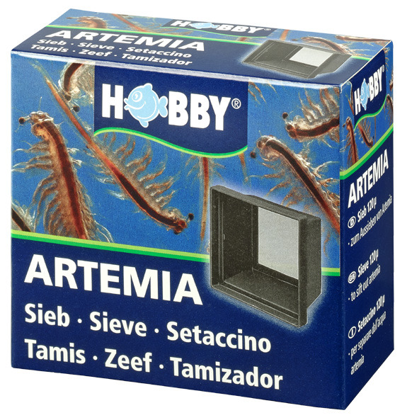 Das Bild zeigt die Verpackung des Produkts „Hobby Artemia Sieb“ der Marke HOBBY. Es handelt sich um ein Sieb für Aquaristik-Enthusiasten, speziell zum Aussieben von Artemia. Die Zielgruppe sind Aquarienbesitzer. Die Verpackung ist blau mit Abbildungen von