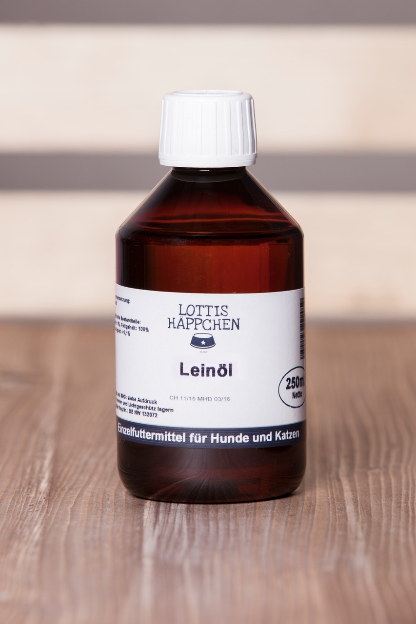Das Bild zeigt eine braune Glasflasche mit weißem Schraubverschluss, die das Produkt „Lottis Häppchen Leinöl“ enthält. Es handelt sich um ein Einzelfuttermittel für Hunde und Katzen. Die Flasche hat ein Fassungsvermögen von 250 ml. Das Leinöl ist reich an