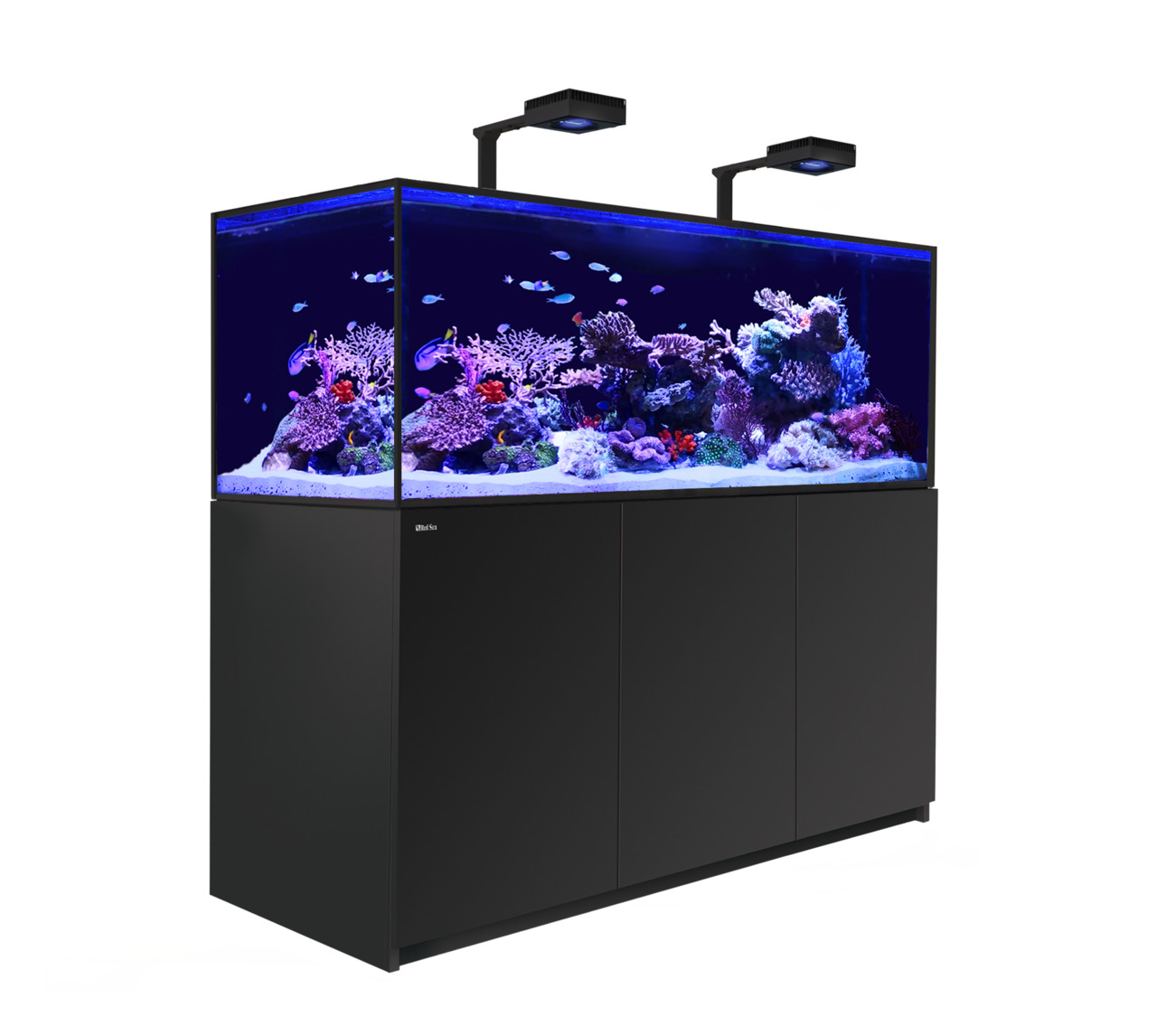 Ein modernes Aquarium der Marke Red Sea, Modell Reefer, mit einem eleganten schwarzen Unterschrank und integrierter Beleuchtung. Das Aquarium zeigt eine lebendige Unterwasserlandschaft mit Korallen, bunten Fischen und klarem Wasser. Ideal für Meerwasseraq