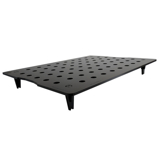 Das Bild zeigt das Produkt "Fauna Marin Coral Rack", ein schwarzes Korallenhalterungsregal für Aquarien. Es besteht aus robustem Kunststoff und verfügt über zahlreiche runde Öffnungen zur sicheren Platzierung von Korallenablegern. Das Design ist stabil un