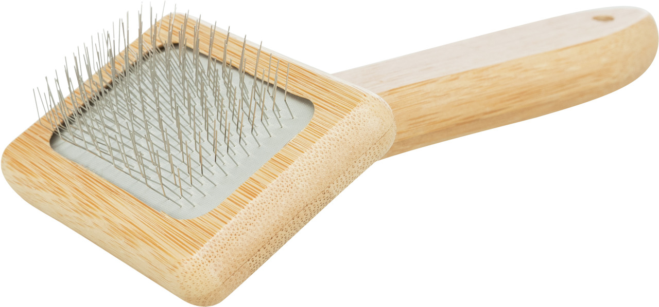 Hochwertige TRIXIE-Bürste für Haustiere, ideal für Hunde und Katzen. Die Slicker-Bürste aus nachhaltigem Bambus entfernt lose Haare und entwirrt das Fell sanft. Ergonomischer Griff für komfortable Handhabung. Perfekt für die tägliche Fellpflege, um Glanz 