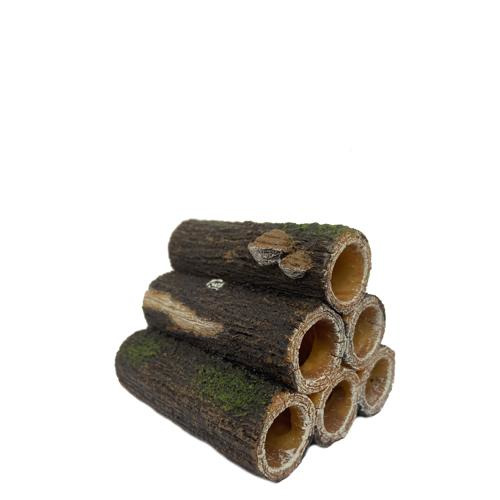 Ein dekoratives Aquarium-Element der Marke AQUA DELLA in Form eines naturgetreuen Holzstapel-Designs. Geeignet für Aquarienliebhaber, die ihren Fischen eine natürliche Umgebung bieten möchten. Das Produkt besteht aus sechs hohlen Röhren, die als Versteckm