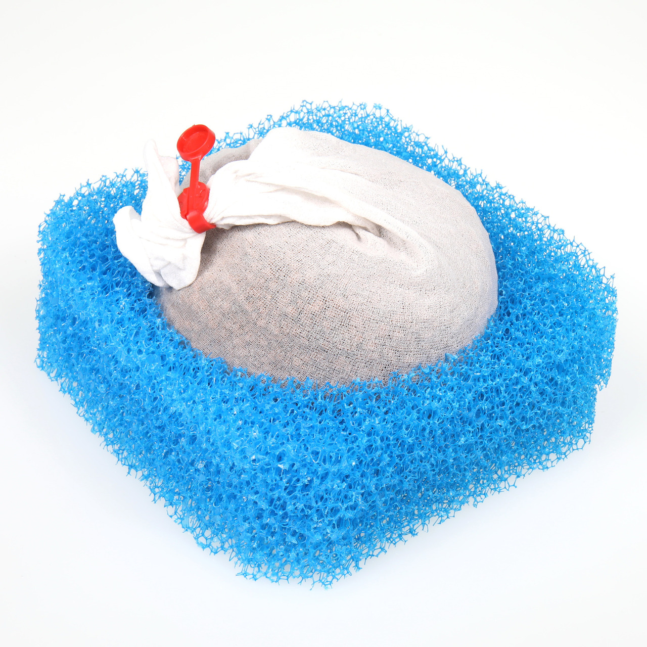 Das Bild zeigt das Produkt JBL SymecMicro, ein Filtermaterial für Aquarien. Es besteht aus einem weißen Filterbeutel, der mit einem roten Verschluss gesichert ist, und ist von einem blauen, grobmaschigen Filterschaum umgeben. Dieses Produkt ist für Aquari
