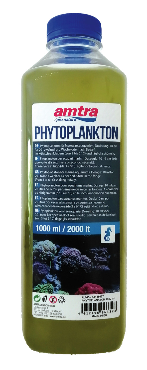 Eine rechteckige Flasche mit grünlicher Flüssigkeit, die das Produkt "amtra pro nature Phytoplankton" zeigt. Geeignet für Meerwasseraquarien, richtet sich an Aquarienbesitzer. Enthält 1000 ml, ausreichend für 2000 Liter Wasser. Auf dem Etikett sind Korall