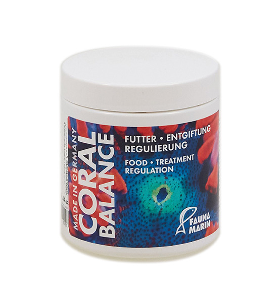 Das Bild zeigt ein Produkt der Marke Fauna Marin mit dem Namen "Coral Balance". Es handelt sich um ein Futter für Korallen, das zur Entgiftung und Regulierung des Aquarienwassers dient. Die Verpackung ist eine weiße Dose mit einem farbenfrohen Etikett, da