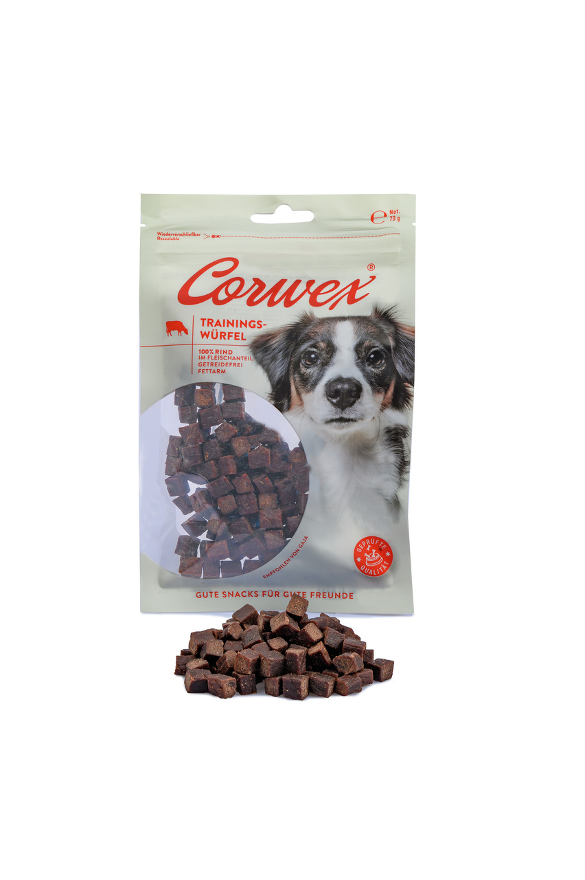 Das Bild zeigt eine Verpackung der Marke Corwex mit der Aufschrift „Trainings-Würfel“. Es handelt sich um Hundesnacks aus 100 % Rind, fettarm und mit geprüftem Qualitätsversprechen. Die Zielgruppe sind Hunde. Vor der Verpackung liegen mehrere braune Würfe