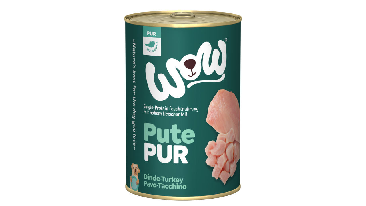 Das Bild zeigt eine grüne Dose des Hundefutters „WOW Pute PUR“ mit einem Gewicht von 400 g. Die Marke WOW bietet hier ein Single-Protein-Feuchtfutter mit hohem Fleischanteil an, speziell für Hunde. Die Geschmacksrichtung ist Pute. Auf der Dose steht „Natu