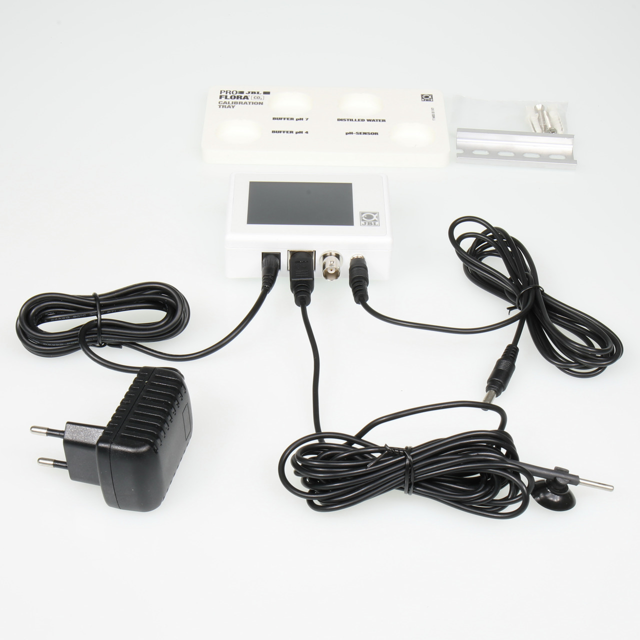 Das Bild zeigt das JBL ProFlora pH-Control Touch Set, ein elektronisches pH-Mess- und Steuergerät für Aquarien. Es umfasst ein weißes Steuergerät mit Touchscreen, mehrere Kabel, einen Netzadapter sowie eine Kalibrierstation mit Pufferlösungen und Zubehör.