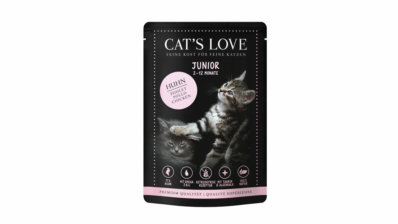 Das Bild zeigt eine schwarze Verpackung des Katzenfutters „Cat's Love Junior“ für junge Katzen im Al