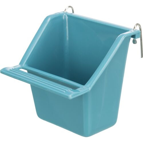 Ein hellblauer Futternapf der Marke TRIXIE, speziell für Vögel entwickelt. Der Napf besteht aus robustem Kunststoff und verfügt über zwei Metallhaken zur einfachen Befestigung an Käfiggittern. Ideal für Körnerfutter oder Wasser. Praktisches Design für ein
