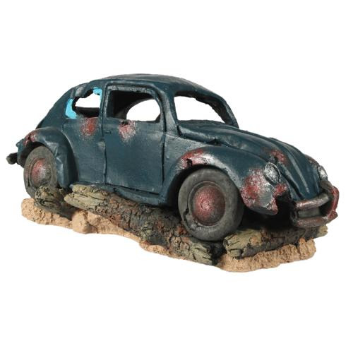 Ein dekoratives Aquarium-Accessoire in Form eines alten, rostigen VW-Käfers, das auf einem felsigen Untergrund ruht. Die Marke ist AQUA DELLA. Geeignet für Aquarienliebhaber, die eine realistische Unterwasserlandschaft gestalten möchten. Maße und Material