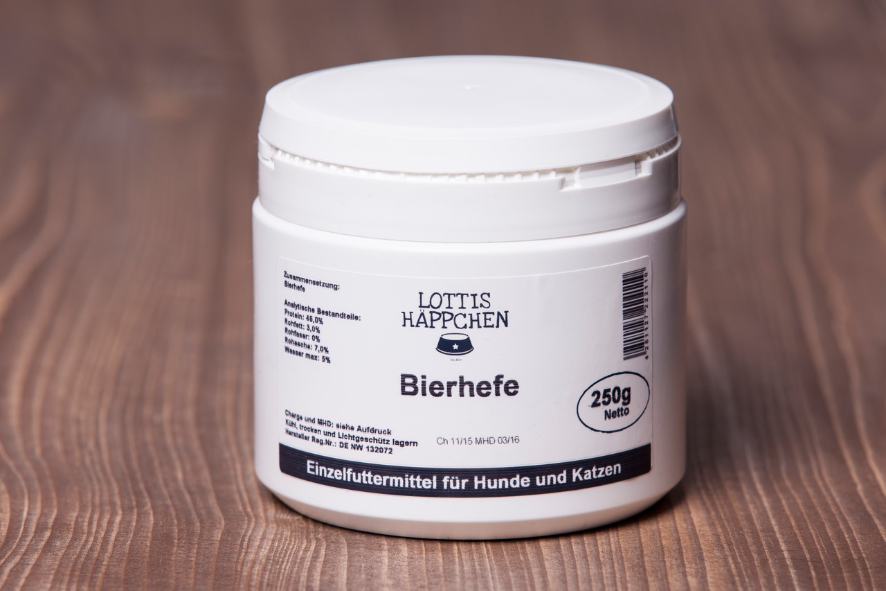Das Bild zeigt ein weißes Kunststoffgefäß mit Schraubdeckel der Marke "Lottis Häppchen". Es handelt sich um das Produkt "Bierhefe", ein Einzelfuttermittel für Hunde und Katzen. Die Verpackung enthält 250 g Nettoinhalt. Die Beschriftung hebt die analytisch