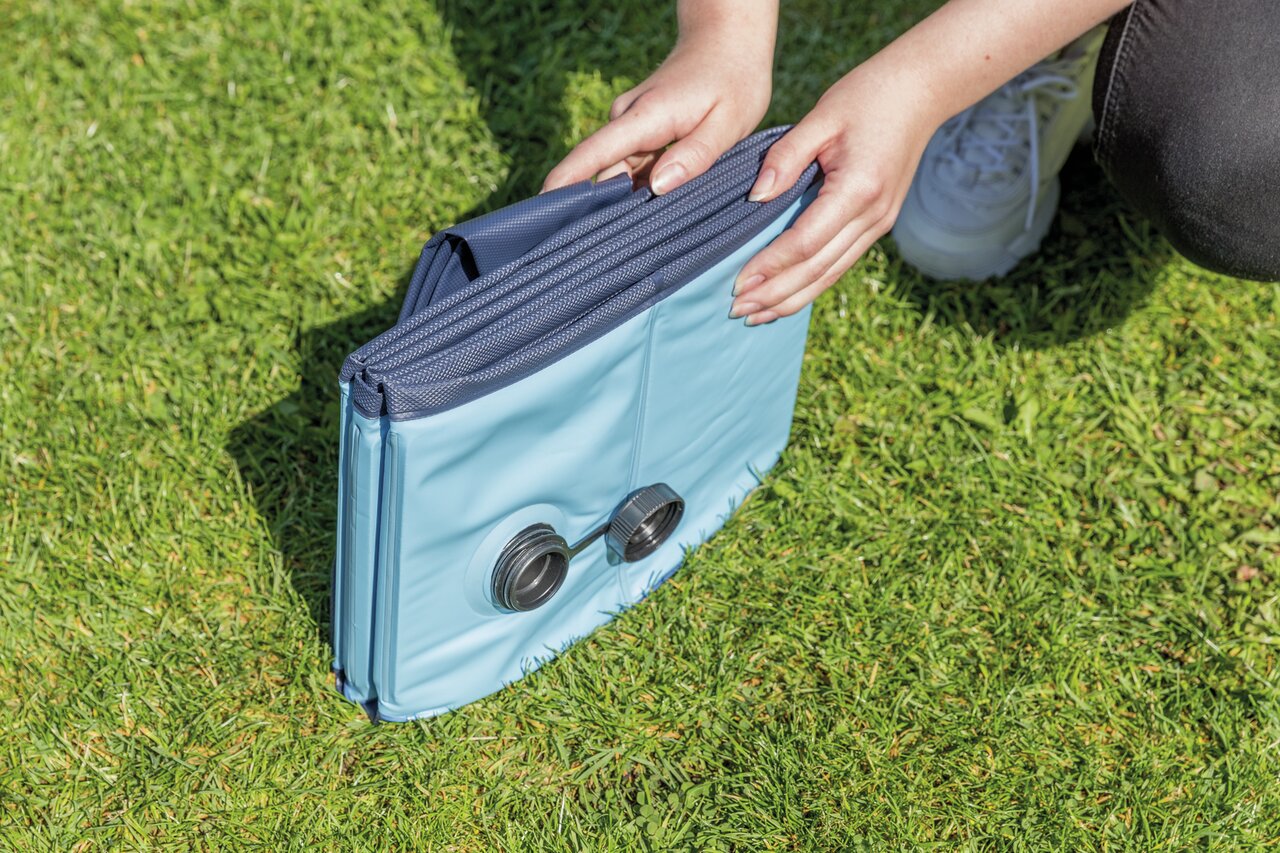 TRIXIE Hundepool, faltbar, hellblau/dunkelblau, mit 2 Ablassventilen, für Hunde, ideal zur Abkühlung an heißen Tagen.