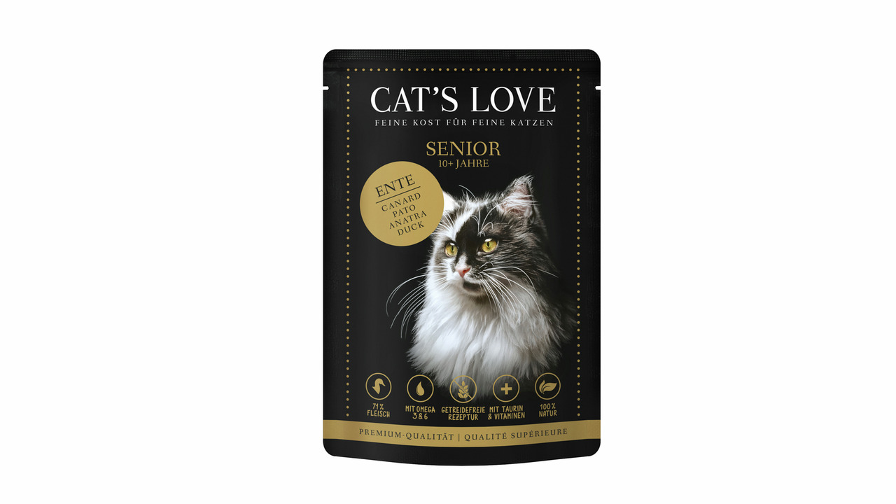 Das Bild zeigt eine schwarze Verpackung des Katzenfutters „Cat's Love Senior 10+ Jahre“ der Marke Cat's Love. Es ist speziell für ältere Katzen ab 10 Jahren geeignet. Die Geschmacksrichtung ist Ente. Die Verpackung hebt hervor: 71 % Fleischanteil, getreid