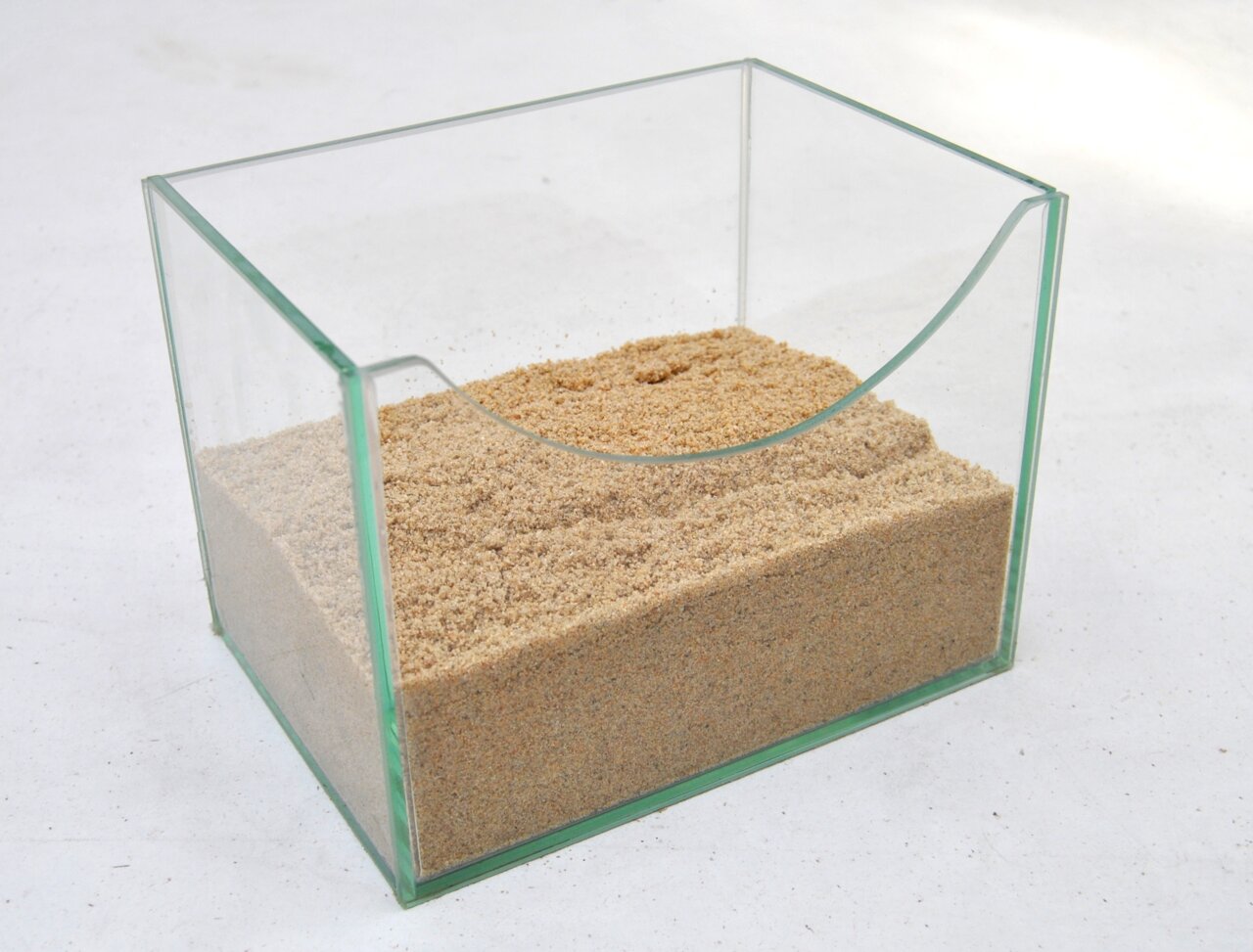 Glasbehälter mit feinem Sand, ideal für Kleintiere (Vögel-Nagetiere) zur Fellpflege, geschwungene Öffnung, gleichmäßig verteilt.