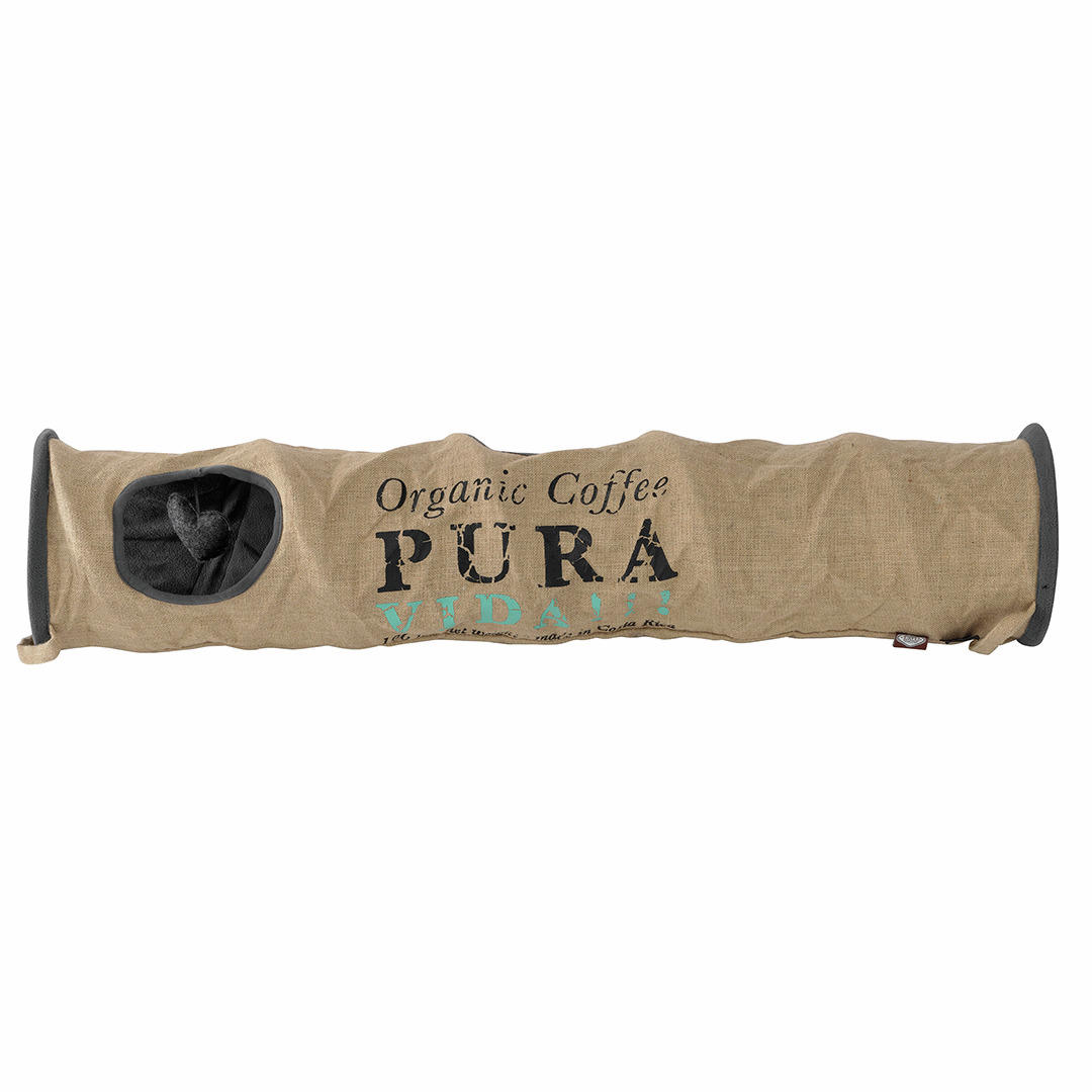 Katzentunnel D&D "Pura Vida" aus beigem Jutestoff, bedruckt mit "Organic Coffee Pura Vida", für Katzen als Spiel-/Versteckmöglichkeit.
