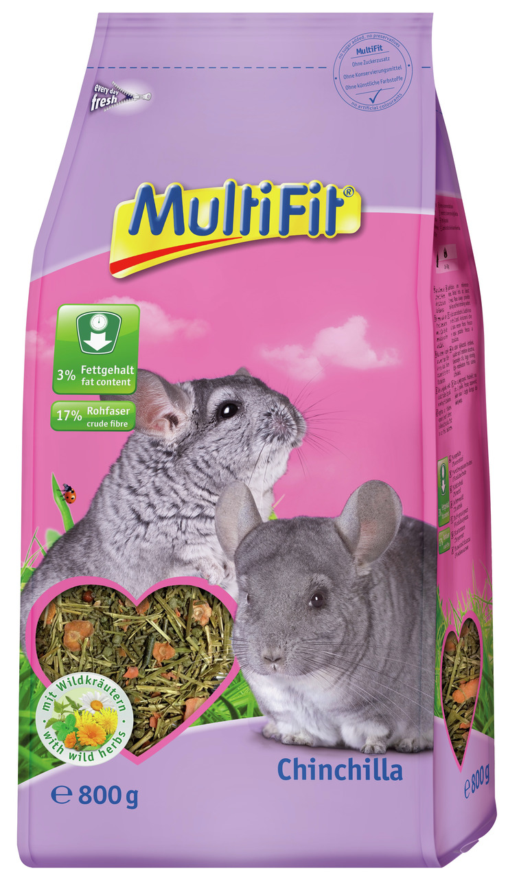 Das Bild zeigt eine rosafarbene Verpackung des Produkts „MultiFit Chinchilla“ mit einem Inhalt von 800 g. Es handelt sich um Futter für Chinchillas, angereichert mit Wildkräutern. Die Verpackung hebt einen niedrigen Fettgehalt von 3 % und einen Rohfaserge