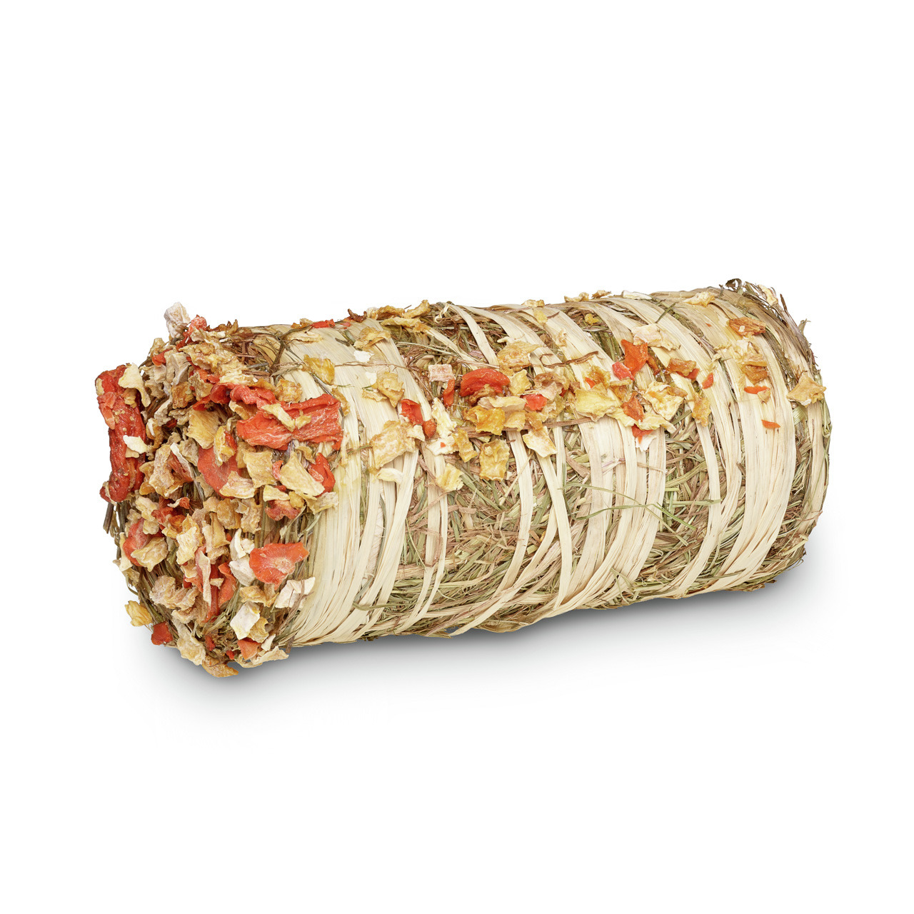 Das Bild zeigt das Produkt „Lottis Freunde Knabberrolle Gemüse“, eine natürliche Leckerei für Kleintiere wie Kaninchen und Meerschweinchen. Die Rolle besteht aus Heu, umwickelt mit pflanzlichen Fasern, und ist mit getrocknetem Gemüse wie Karotten und Papr