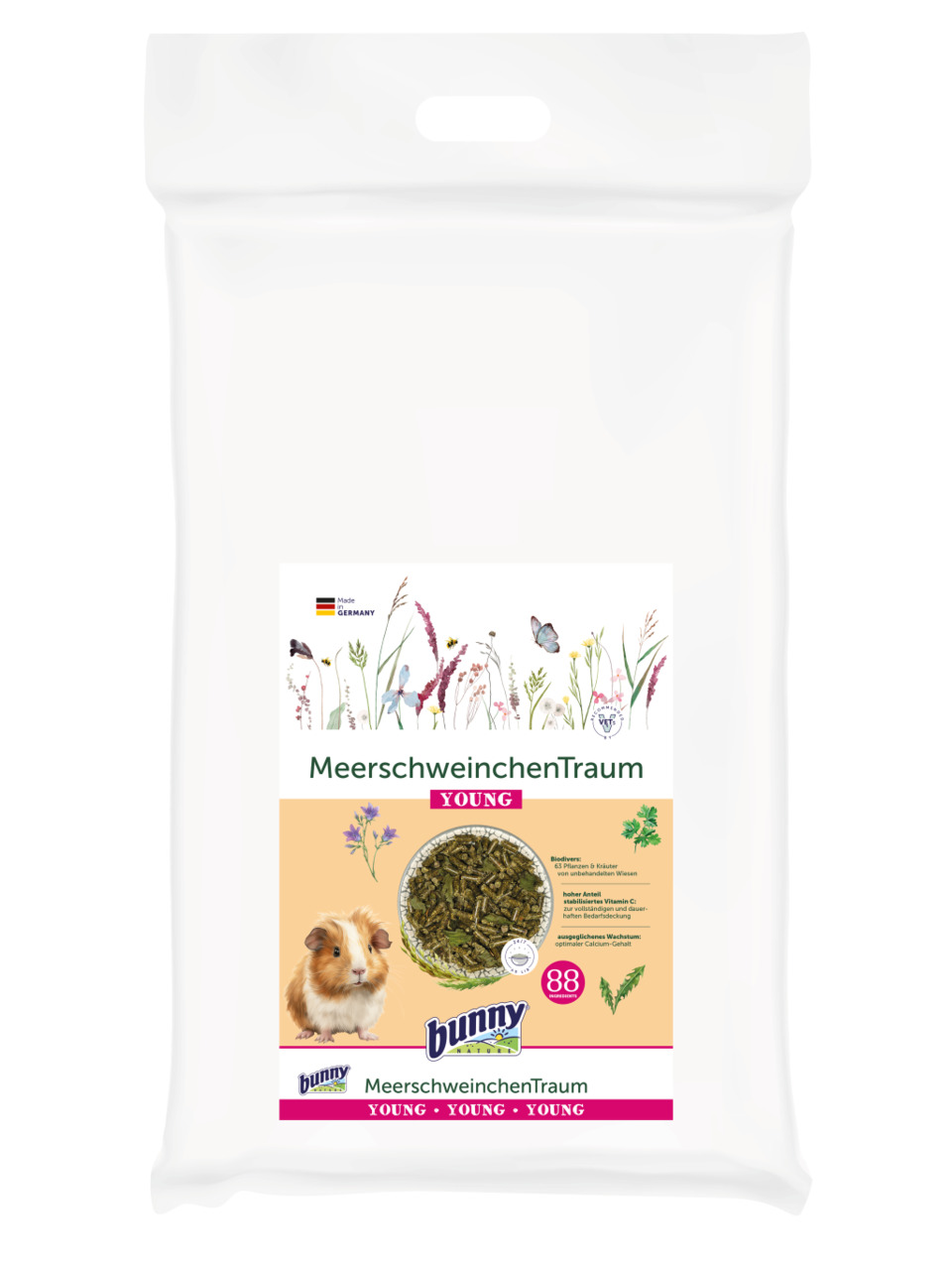 Das Bild zeigt eine weiße Verpackung des Produkts „Bunny MeerschweinchenTraum YOUNG“. Es handelt sich um ein spezielles Futter für junge Meerschweinchen. Die Geschmacksrichtung basiert auf natürlichen Zutaten mit hohem Rohfaseranteil. Auf der Verpackung s