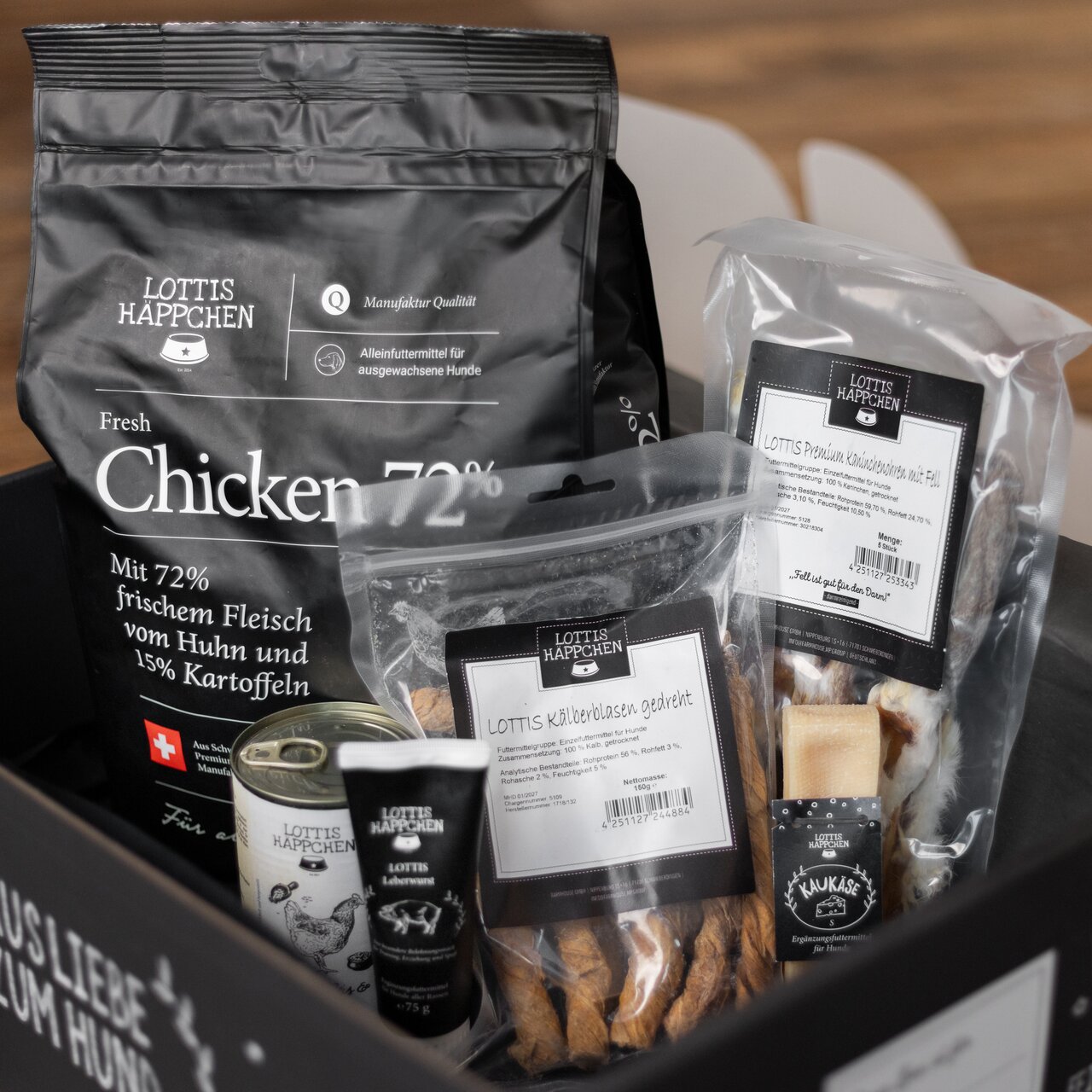LOTTIS HÄPPCHEN Box mit Hundefutter & Snacks: Alleinfutter Huhn 72%, Leckerlis & Kauartikel im Set für ausgewachsene Hunde.